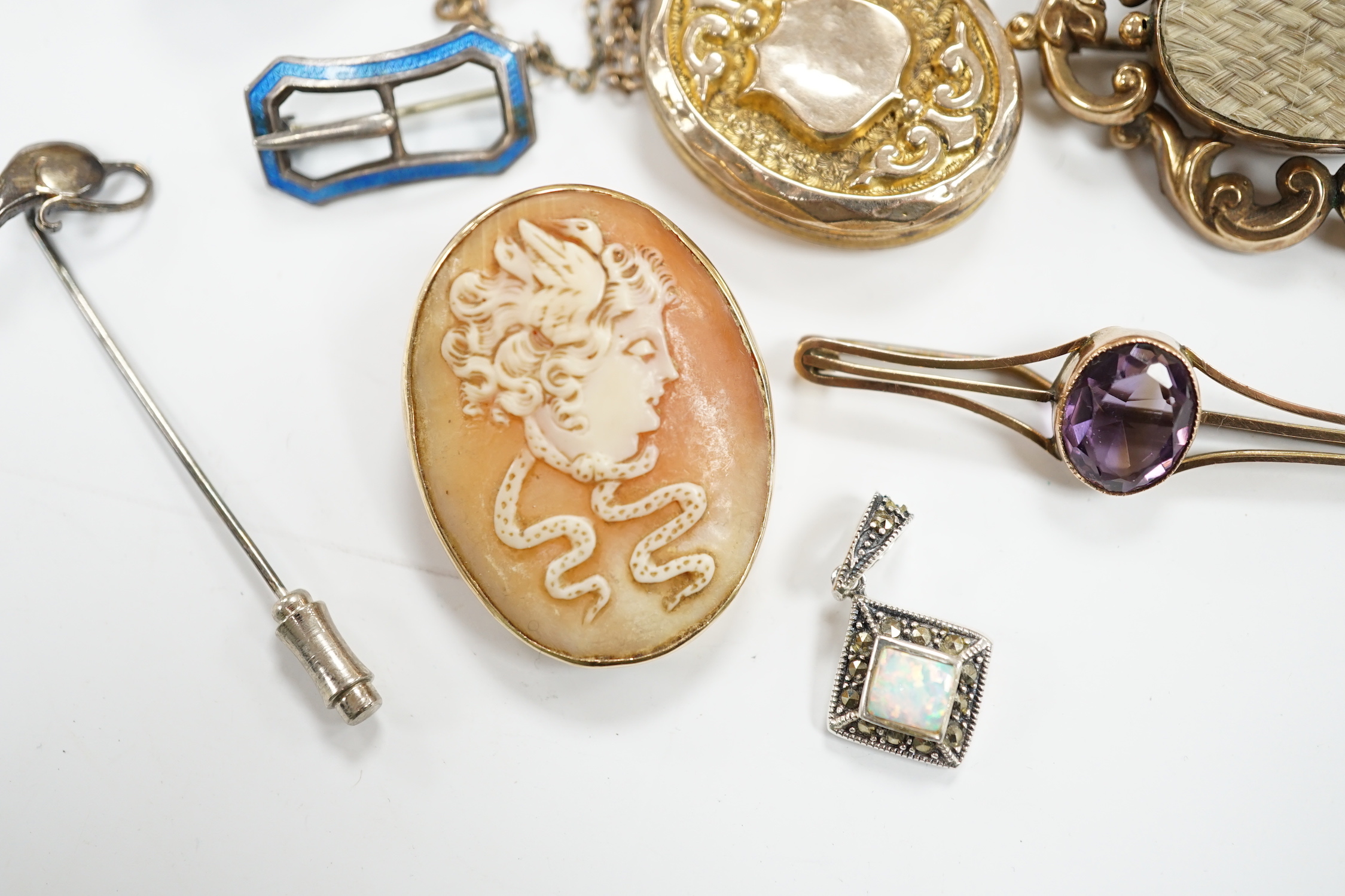 Three antique brooches, including a mourning brooch and a group of assorted jewellery including a 'Remember' locket, a 9ct mounted oval cameo shell brooch and a George V small silver and enamel buckle brooch by Charles H